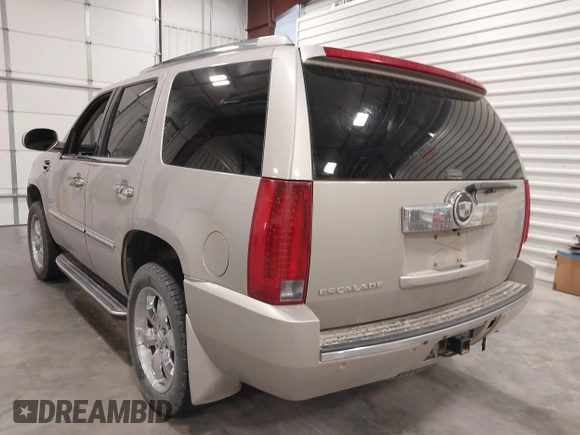 2007 Cadillac Escalade with VIN 1GYFK638X7R138864, listed as a IAAI auction lot 42088742 with 195,192 mi miles. Bid and sale history available at carsss.com. Image 3.