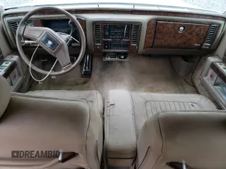 1992 Cadillac Brougham z VIN 1G6DW5479NR710170, wystawiony jako Copart lot #70194164 z przebiegiem Nie podano mil oraz Nie do naprawy. Historia ofert i sprzedaży dostępna na DreamBid. Obrazek 8.