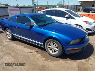 2008 Ford Mustang Deluxe z VIN 1ZVHT80N185198460, wystawiony jako IAAI lot #42171425 z przebiegiem 135 024 mil mil oraz . Historia ofert i sprzedaży dostępna na DreamBid. Obrazek 1.