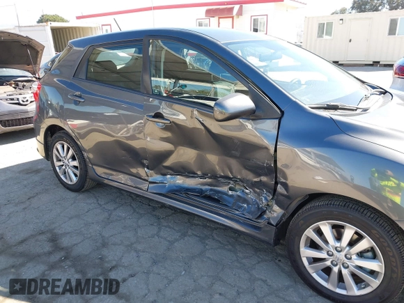 2010 Toyota Matrix z VIN 2T1KU4EE1AC255224, wystawiony jako IAAI lot #41856611 z przebiegiem 71 476 mil mil oraz . Historia ofert i sprzedaży dostępna na DreamBid. Obrazek 6.