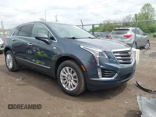 2019 Cadillac XT5 AWD z VIN 1GYKNBRS0KZ198372, wystawiony jako IAAI lot #42118726 z przebiegiem 85 983 mil mil oraz . Historia ofert i sprzedaży dostępna na DreamBid. Obrazek 1.