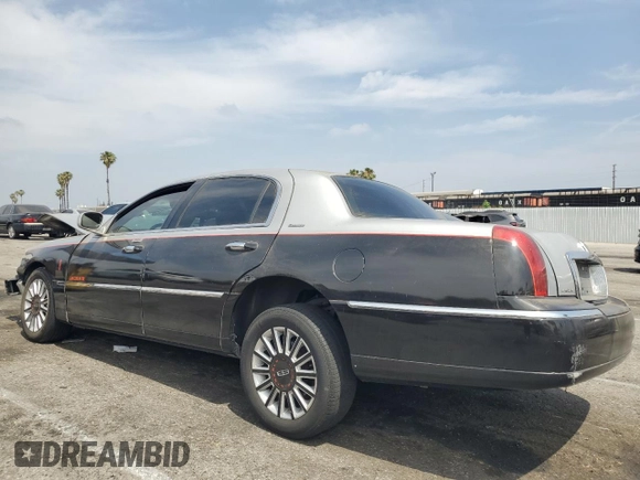 2003 Lincoln Town Car Executive z VIN 1LNHM81W33Y653643, wystawiony jako Copart lot #58824145 z przebiegiem Nie podano mil oraz Szkoda całkowita • Salvage title. Historia ofert i sprzedaży dostępna na DreamBid. Obrazek 2.