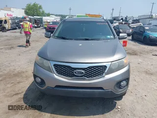 2011 Kia Sorento EX z VIN 5XYKUDA26BG059667, wystawiony jako IAAI lot #42409157 z przebiegiem 166 868 mil mil oraz . Historia ofert i sprzedaży dostępna na DreamBid. Obrazek 6.