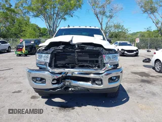 2020 Ram 2500 Big Horn z VIN 3C6UR5DL3LG309803, wystawiony jako IAAI lot #41843141 z przebiegiem 109 786 mil mil oraz . Historia ofert i sprzedaży dostępna na DreamBid. Obrazek 12.