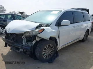 2014 Toyota Sienna XLE z VIN 5TDYK3DC7ES461445, wystawiony jako IAAI lot #42003360 z przebiegiem 153 404 mil mil oraz . Historia ofert i sprzedaży dostępna na DreamBid. Obrazek 2.