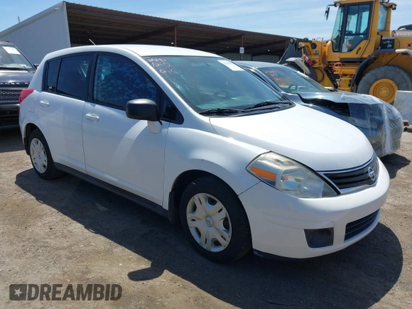 2012 Nissan Versa S z VIN 3N1BC1CP5CK239249, wystawiony jako IAAI lot #42193075 z przebiegiem 138 025 mil mil oraz . Historia ofert i sprzedaży dostępna na DreamBid. Obrazek 1.