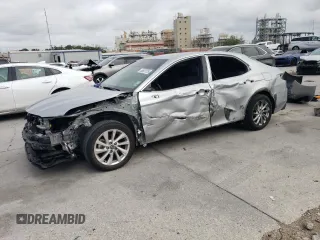 2023 Toyota Camry LE z VIN 4T1C11AK3PU817431, wystawiony jako Copart lot #55601725 z przebiegiem 32 525 mil mil oraz Szkoda całkowita • Salvage title. Historia ofert i sprzedaży dostępna na DreamBid. Obrazek 1.