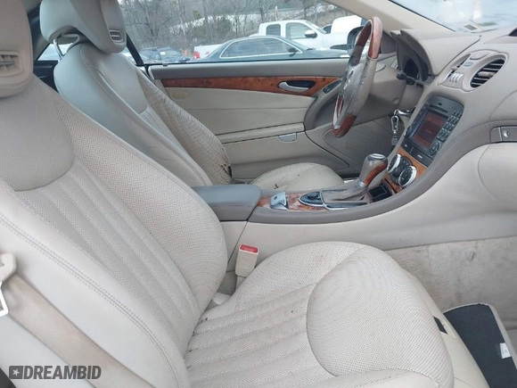 2009 Mercedes-Benz SL-Class V8 with VIN WDBSK71F29F143653, listed as a IAAI auction lot 41310556 with 115,377 mi miles. Bid and sale history available at carsss.com. Image 5.