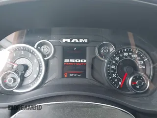 2024 Ram 2500 Tradesman z VIN 3C6UR5HJ2RG234917, wystawiony jako IAAI lot #42247031 z przebiegiem 26 718 mil mil oraz . Historia ofert i sprzedaży dostępna na DreamBid. Obrazek 15.