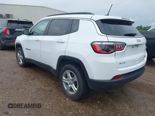 2024 Jeep Compass Latitude с VIN 3C4NJDBN3RT597390, выставлен на аукционе IAAI как лот 42499864 с пробегом 42 699 миль миль и . История ставок и продаж доступна на DreamBid. Изображение 3.