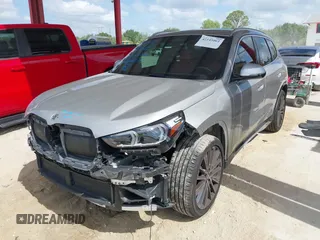 2023 BMW X1 xDrive28i z VIN WBX73EF09P5W51069, wystawiony jako IAAI lot #42145061 z przebiegiem 24 960 mil mil oraz . Historia ofert i sprzedaży dostępna na DreamBid. Obrazek 2.