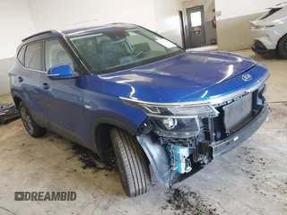 2021 Kia Seltos S z VIN KNDEUCAA0M7135494, wystawiony jako IAAI lot #41524564 z przebiegiem 43 282 mil mil oraz . Historia ofert i sprzedaży dostępna na DreamBid. Obrazek 1.