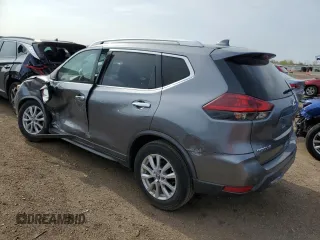 2020 Nissan Rogue SV z VIN KNMAT2MT7LP522633, wystawiony jako Copart lot #53242945 z przebiegiem 126 468 mil mil oraz Szkoda całkowita • Salvage title. Historia ofert i sprzedaży dostępna na DreamBid. Obrazek 2.