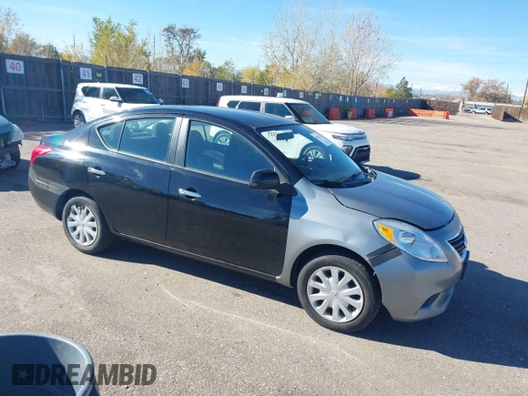 2012 Nissan Versa SV с VIN 3N1CN7AP0CL933099, выставлен на аукционе IAAI как лот 40835293 с пробегом 95 876 миль миль и . История ставок и продаж доступна на DreamBid. Изображение 1.