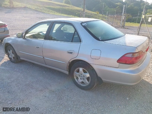 1999 Honda Accord Sdn EX with VIN 1HGCG1652XA018605, listed as a IAAI auction lot 40219653 with 192845 miles. Bid and sale history available at carsss.com. Image 3.