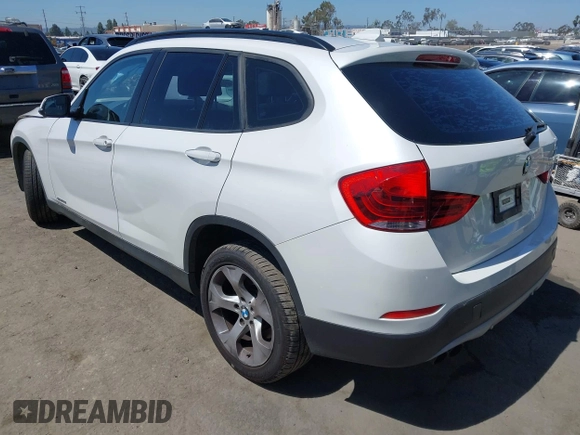 2015 BMW X1 sDrive28i z VIN WBAVM1C5XFV315999, wystawiony jako IAAI lot #42326240 z przebiegiem 120 961 mil mil oraz . Historia ofert i sprzedaży dostępna na DreamBid. Obrazek 3.