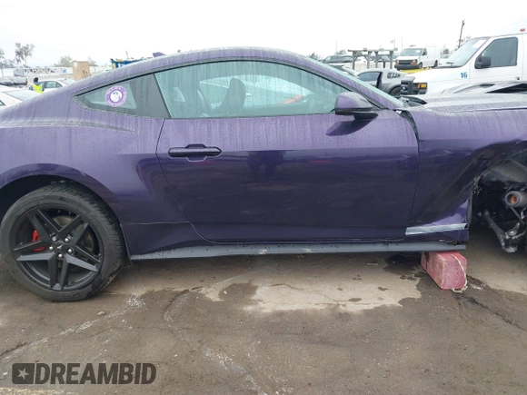 2024 Ford Mustang EcoBoost z VIN 1FA6P8TH4R5118287, wystawiony jako IAAI lot #41879332 z przebiegiem 18 301 mil mil oraz . Historia ofert i sprzedaży dostępna na DreamBid. Obrazek 13.