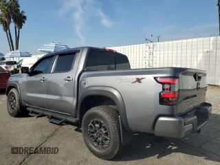 2024 Nissan Frontier Pro-X z VIN 1N6ED1EJ9RN606105, wystawiony jako Copart lot #83247314 z przebiegiem 4 296 mil mil oraz Szkoda całkowita • Salvage title. Historia ofert i sprzedaży dostępna na DreamBid. Obrazek 2.