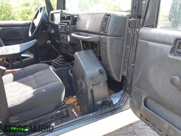 2003 Jeep Wrangler Sport z VIN 1J4FA49S53P317779, wystawiony jako IAAI lot #42388780 z przebiegiem Nie podano mil oraz . Historia ofert i sprzedaży dostępna na DreamBid. Obrazek 5.