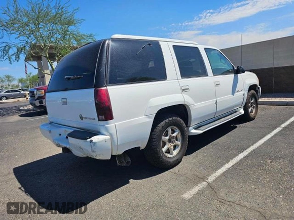 2000 Cadillac Escalade z VIN 1GYEK63R3YR218285, wystawiony jako Copart lot #77915654 z przebiegiem 190 444 mil mil oraz Czysty tytuł • Clean title. Historia ofert i sprzedaży dostępna na DreamBid. Obrazek 4.