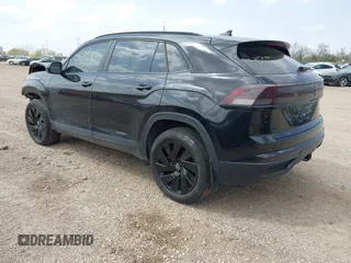 2024 Volkswagen Atlas SE z VIN 1V2KE2CA5RC227558, wystawiony jako IAAI lot #41645555 z przebiegiem 22 117 mil mil oraz . Historia ofert i sprzedaży dostępna na DreamBid. Obrazek 3.