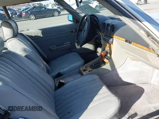 1985 Mercedes-Benz 380 z VIN WDBBA45C5FA029222, wystawiony jako IAAI lot #41658132 z przebiegiem 129 548 mil mil oraz . Historia ofert i sprzedaży dostępna na DreamBid. Obrazek 5.