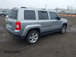 2017 Jeep Patriot High Altitude z VIN 1C4NJPFA9HD118354, wystawiony jako IAAI lot #41848700 z przebiegiem 82 624 mil mil oraz . Historia ofert i sprzedaży dostępna na DreamBid. Obrazek 4.