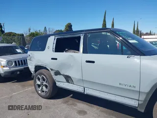 2025 Rivian R1S Adventure z VIN 7PDSGBBA1SN060468, wystawiony jako IAAI lot #41711770 z przebiegiem 2865 mil mil oraz . Historia ofert i sprzedaży dostępna na DreamBid. Obrazek 6.