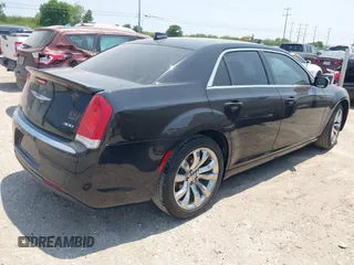 2018 Chrysler 300 Touring z VIN 2C3CCAAG7JH342245, wystawiony jako IAAI lot #42281016 z przebiegiem 87 416 mil mil oraz . Historia ofert i sprzedaży dostępna na DreamBid. Obrazek 4.