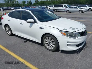 2016 Kia Optima EX z VIN 5XXGU4L35GG013013, wystawiony jako IAAI lot #42260650 z przebiegiem 198 409 mil mil oraz . Historia ofert i sprzedaży dostępna na DreamBid. Obrazek 1.