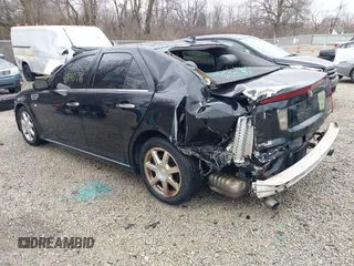 2011 Cadillac STS RWD z VIN 1G6DW6ED8B0159384, wystawiony jako IAAI lot #41840796 z przebiegiem 209 953 mil mil oraz . Historia ofert i sprzedaży dostępna na DreamBid. Obrazek 3.