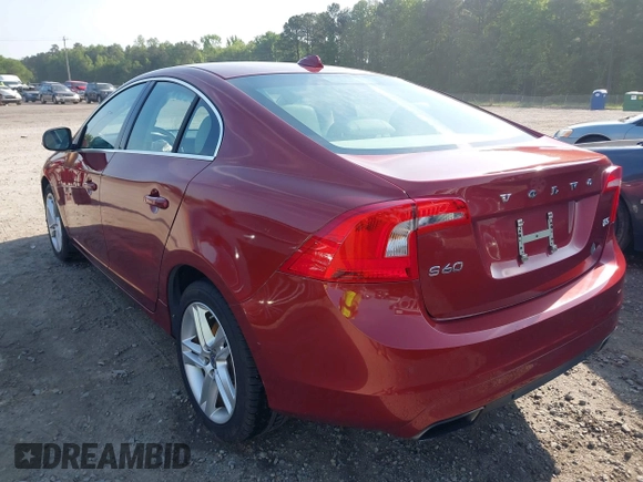 2015 Volvo S60 T5 Drive-E Premier z VIN YV140MFK7F1349445, wystawiony jako IAAI lot #42138682 z przebiegiem 104 111 mil mil oraz . Historia ofert i sprzedaży dostępna na DreamBid. Obrazek 3.