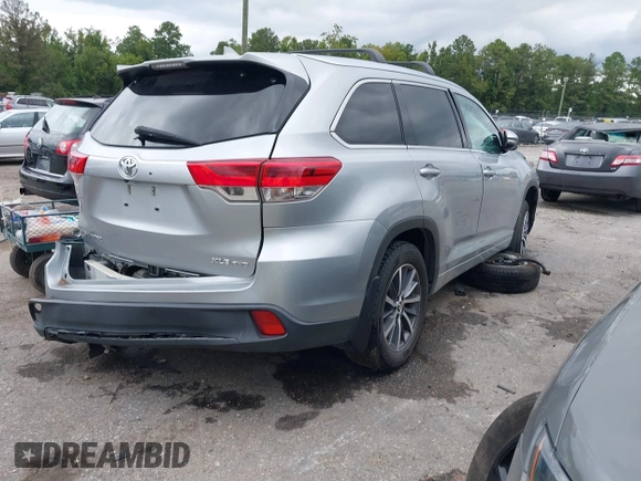 2018 Toyota Highlander SE z VIN 5TDJZRFH0JS529197, wystawiony jako IAAI lot #40233988 z przebiegiem Nie podano mil oraz . Historia ofert i sprzedaży dostępna na DreamBid. Obrazek 4.