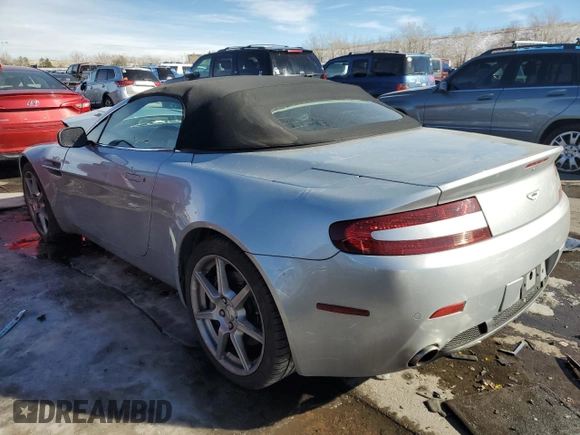 2008 Aston Martin Vantage z VIN SCFBF04B18GD08286, wystawiony jako Copart lot #42556915 z przebiegiem 24 881 mil mil oraz Szkoda całkowita • Salvage title. Historia ofert i sprzedaży dostępna na DreamBid. Obrazek 2.