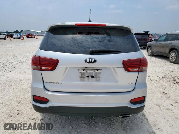 2019 Kia Sorento LX z VIN 5XYPG4A5XKG558737, wystawiony jako Copart lot #56864265 z przebiegiem 99 633 mil mil oraz Czysty tytuł • Clean title. Historia ofert i sprzedaży dostępna na DreamBid. Obrazek 6.