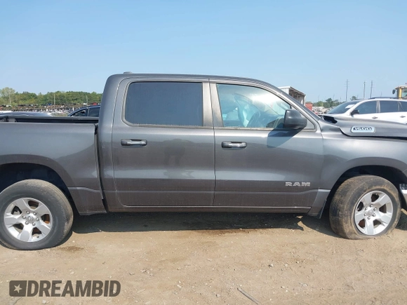 2019 Ram 1500 Big Horn z VIN 1C6RRFFGXKN709911, wystawiony jako IAAI lot #40337177 z przebiegiem 124 338 mil mil oraz . Historia ofert i sprzedaży dostępna na DreamBid. Obrazek 13.