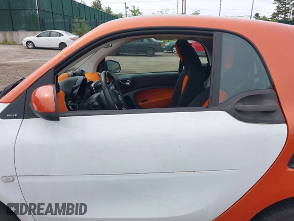 2016 Smart fortwo Passion z VIN WMEFJ5DA0GK068810, wystawiony jako IAAI lot #42344913 z przebiegiem 68 724 mil mil oraz . Historia ofert i sprzedaży dostępna na DreamBid. Obrazek 6.