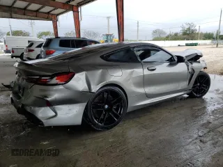 2022 BMW M8 Competition z VIN WBSAE0C00NCH03231, wystawiony jako Copart lot #89316515 z przebiegiem Nie podano mil oraz Nie do naprawy • Non repairable. Historia ofert i sprzedaży dostępna na DreamBid. Obrazek 3.