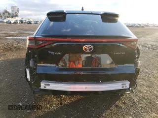 2023 Toyota bZ4X XLE z VIN JTMAAAAA9PA001408, wystawiony jako Copart lot #81972433 z przebiegiem 10 917 mil mil oraz . Historia ofert i sprzedaży dostępna na DreamBid. Obrazek 6.