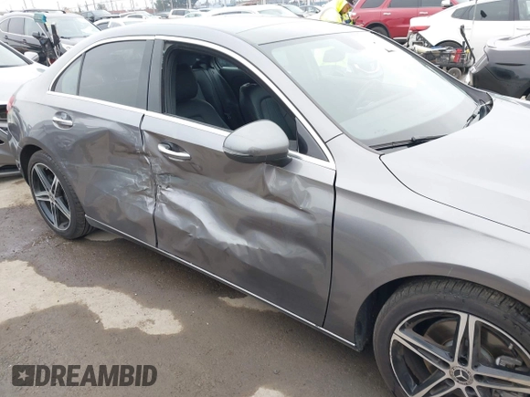 2021 Mercedes-Benz A 220 z VIN W1K3G4EB6MJ316650, wystawiony jako IAAI lot #42099393 z przebiegiem 27 510 mil mil oraz . Historia ofert i sprzedaży dostępna na DreamBid. Obrazek 6.