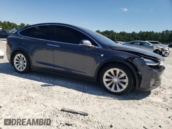 2017 Tesla Model X 90D z VIN 5YJXCDE23HF051027, wystawiony jako Copart lot #64608843 z przebiegiem 77 222 mil mil oraz Szkody całkowita. Historia ofert i sprzedaży dostępna na DreamBid. Obrazek 4.