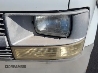 2000 Chevrolet Astro Cargo z VIN 1GCDM19W4YB196124, wystawiony jako IAAI lot #42398481 z przebiegiem 200 414 mil mil oraz . Historia ofert i sprzedaży dostępna na DreamBid. Obrazek 12.