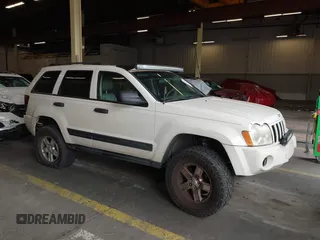 2005 Jeep Grand Cherokee Laredo z VIN 1J4GR48K15C551099, wystawiony jako IAAI lot #42478724 z przebiegiem 277 078 mil mil oraz . Historia ofert i sprzedaży dostępna na DreamBid. Obrazek 1.