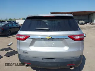 2018 Chevrolet Traverse LS z VIN 1GNERFKWXJJ120682, wystawiony jako IAAI lot #42007628 z przebiegiem 112 795 mil mil oraz . Historia ofert i sprzedaży dostępna na DreamBid. Obrazek 16.