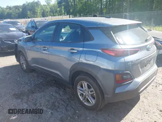 2021 Hyundai Kona SE z VIN KM8K1CAA3MU674975, wystawiony jako IAAI lot #42043579 z przebiegiem 52 240 mil mil oraz . Historia ofert i sprzedaży dostępna na DreamBid. Obrazek 3.
