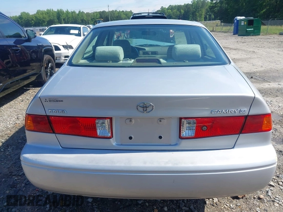 2001 Toyota Camry CE z VIN 4T1BG22K01U053432, wystawiony jako IAAI lot #42257822 z przebiegiem 128 610 mil mil oraz . Historia ofert i sprzedaży dostępna na DreamBid. Obrazek 16.