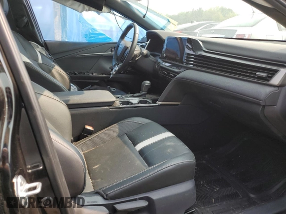 2025 Toyota Camry LE z VIN 4T1DAACK5SU517822, wystawiony jako Copart lot #55895755 z przebiegiem Nie podano mil oraz Szkoda całkowita • Salvage title. Historia ofert i sprzedaży dostępna na DreamBid. Obrazek 7.
