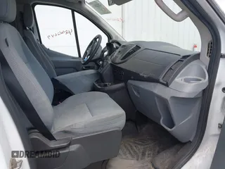 2016 Ford Transit Cargo z VIN 1FTYR1ZM5GKA23390, wystawiony jako IAAI lot #42022649 z przebiegiem 110 658 mil mil oraz . Historia ofert i sprzedaży dostępna na DreamBid. Obrazek 5.