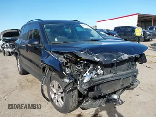 2017 Volkswagen Tiguan S z VIN WVGAV7AX1HK006511, wystawiony jako IAAI lot #41674721 z przebiegiem 103 579 mil mil oraz . Historia ofert i sprzedaży dostępna na DreamBid. Obrazek 1.