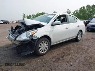 2019 Nissan Versa SV z VIN 3N1CN7AP1KL809079, wystawiony jako IAAI lot #42405903 z przebiegiem 76 115 mil mil oraz . Historia ofert i sprzedaży dostępna na DreamBid. Obrazek 2.